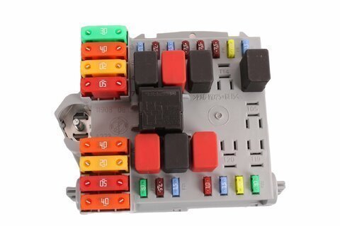 Pojistková skříňka u motoru