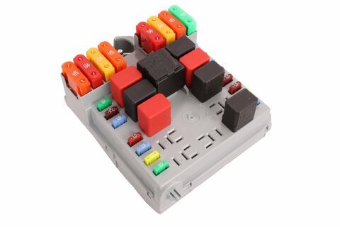 Pojistková skříňka u motoru