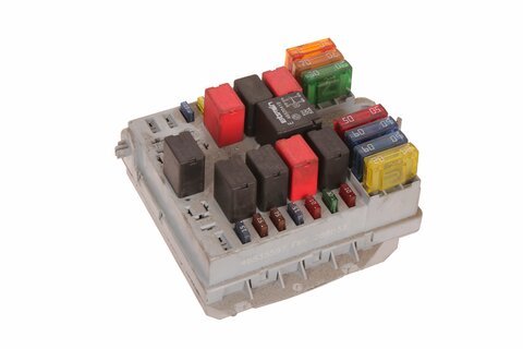 Pojistková skříňka u motoru 46835597