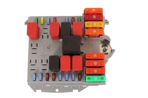 Pojistková skřínka u motoru 2011-