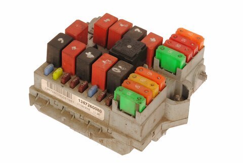 Pojistková skříňka v motoru