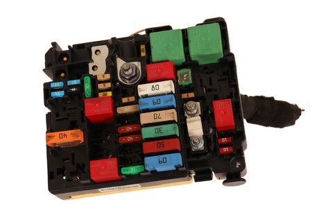 Pojistková skříňka u motoru