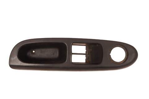 Plastový držák tlačítek dveří řidiče