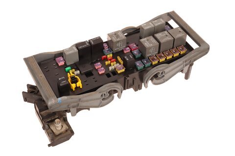 Pojistková skříňka u motoru K68143318AG