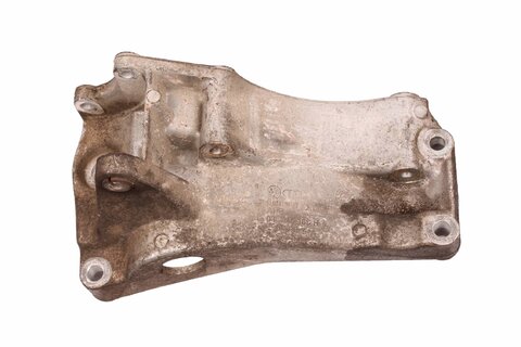 Držák alternátoru