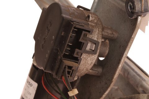 Motorek stěraču přední