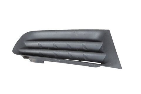 Pravý nasávací otvor předního nárazníku