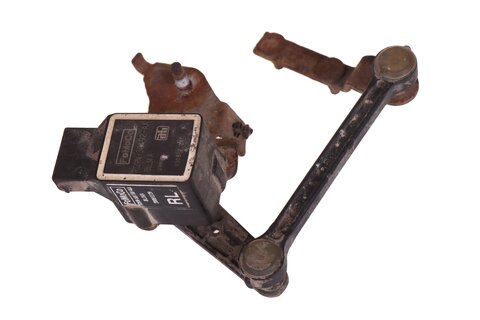 Snímač zatížení pro náklápění xenonu zadní levý 8G9N-3C438-AA