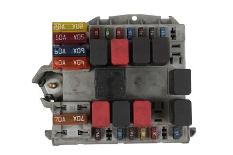 Pojistková skříňka u motoru