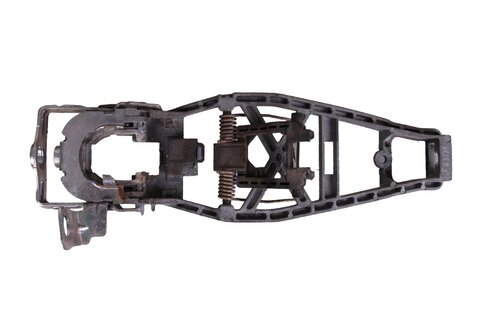 Upevňovací třmen levé přední kliky 7E0837885C