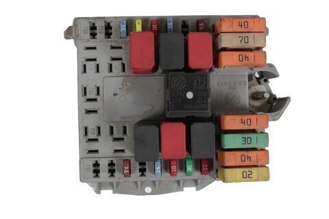 Pojistková skříňka u motoru 05-