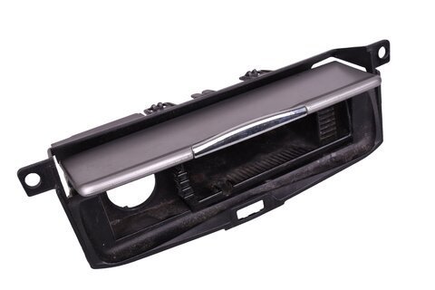 Popelník- přední stříbrný s malou chromovou lištou 8S71-A04788-AD37QC