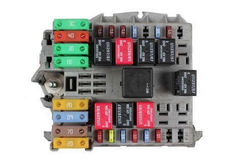 Pojistková skříňka u motoru