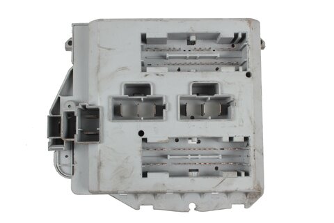 Pojistková skříňka u motoru