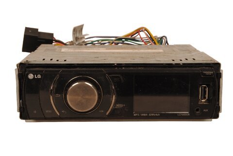 Autorádio  (CD, WMA,MP3,USB,AUX) univerzální