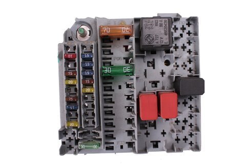 Pojistková skřínka u motoru