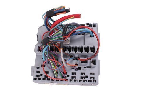 Pojistková skřínka u motoru