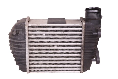 Chladič nasávaného vzduchu - intercooler pravý 4F0145806T