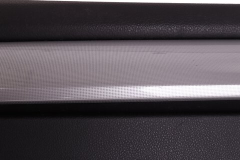 Panel dveří přední levý černý lišta s kostičkami