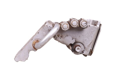 Závěs zadních dveří spodní pravý 4E0833412E