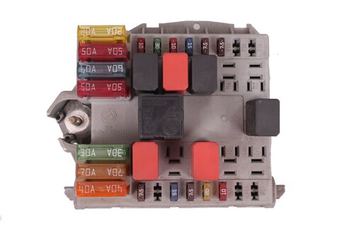 Pojistková skříňka u motoru 46766781