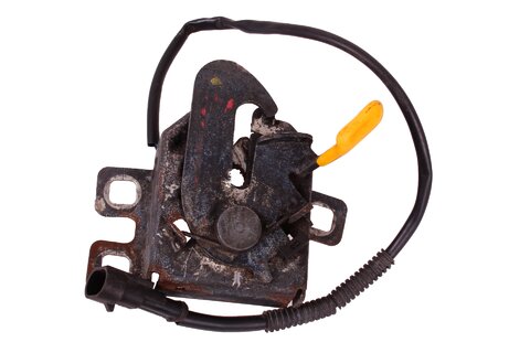 Zámek kapoty se systémem alarmu