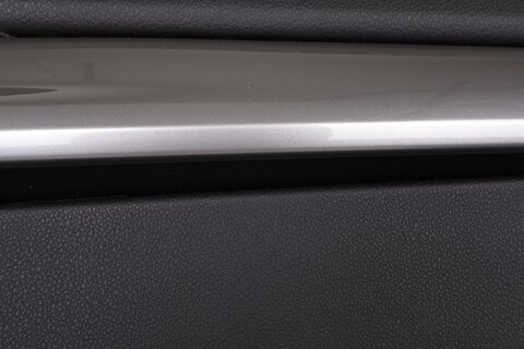 Panel dveří přední pravý černý   stříbrná lišta 5E1867012A