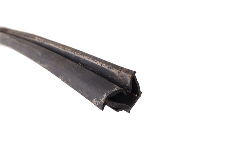 Těsnění zadního skla pravé 823305250R