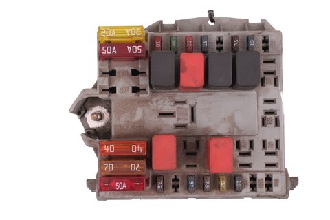 Pojistková skříňka u motoru