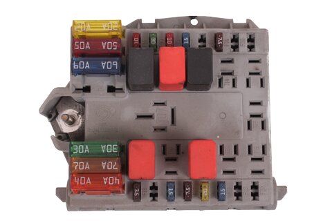 Pojistková skříňka u motoru 46760249