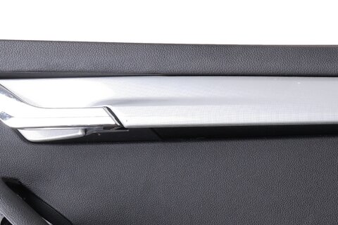 Panel dveří přední pravý černý   mřížkovaná stříbrná lišta 5E1867012