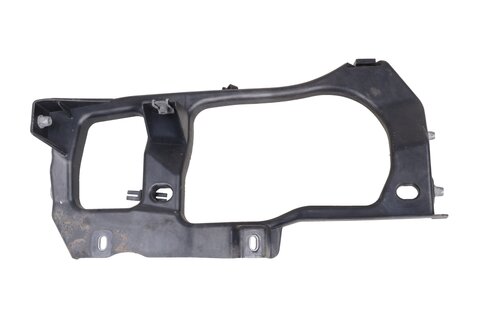 Držák předního čela levý 7P6806509