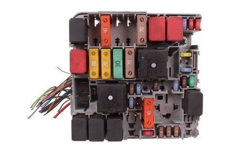 Pojistková skřínka u motoru