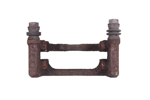Držák brzdového třmenu zadní L/P 440016598R