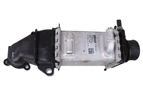 Chladič nasávaného vzduchu - intercooler 04B145749K