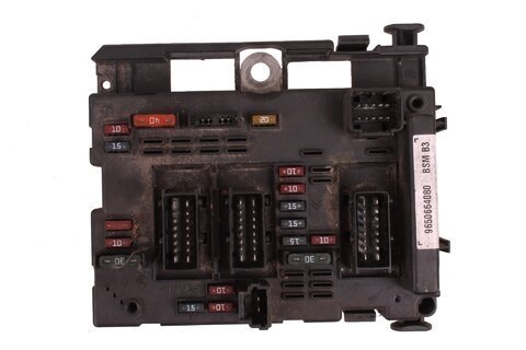 Pojistková skříňka u motoru