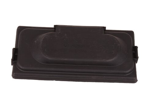 Kryt pojistkové skříně v motoru