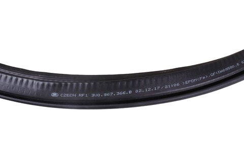 Těsnění dveří vnitřní přední pravé 3V0867366C