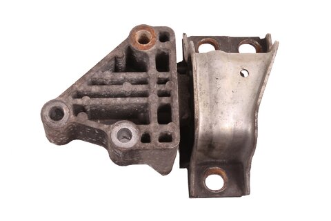 Pravé zavěšení motoru