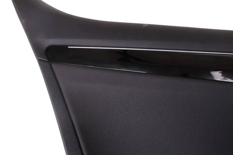 Panel dveří zadní levý kůže s ozdobnou ambientní lištou (černá piano) sedan 3V5867211A 3V0867067FN77