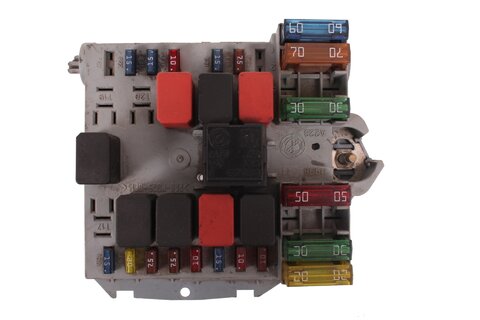 Pojistková skříňka u motoru