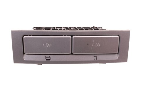 Šuplíky na karty a držák nápoje