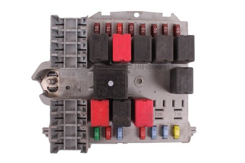 Pojistková skříňka u motoru 51775686