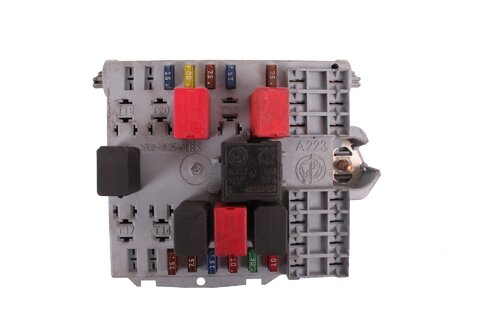 Pojistková skříňka u motoru 46778446