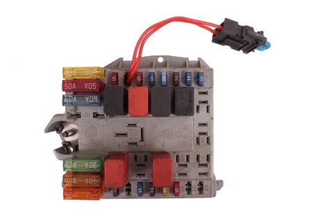 Pojistková skříňka u motoru 46766773