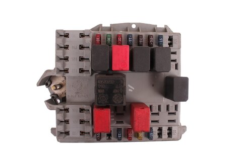 Pojistková skříňka u motoru 46835581