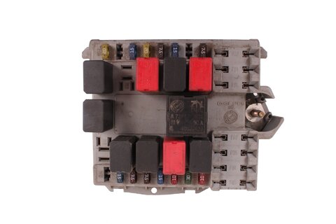 Pojistková skříňka u motoru 46760542