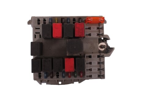 Pojistková skříňka u motoru -03