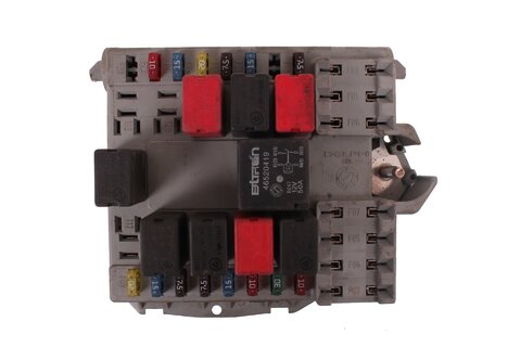 Pojistková skříňka u motoru 46760255