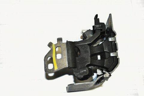 Gumový závěs s kovovým úchytem